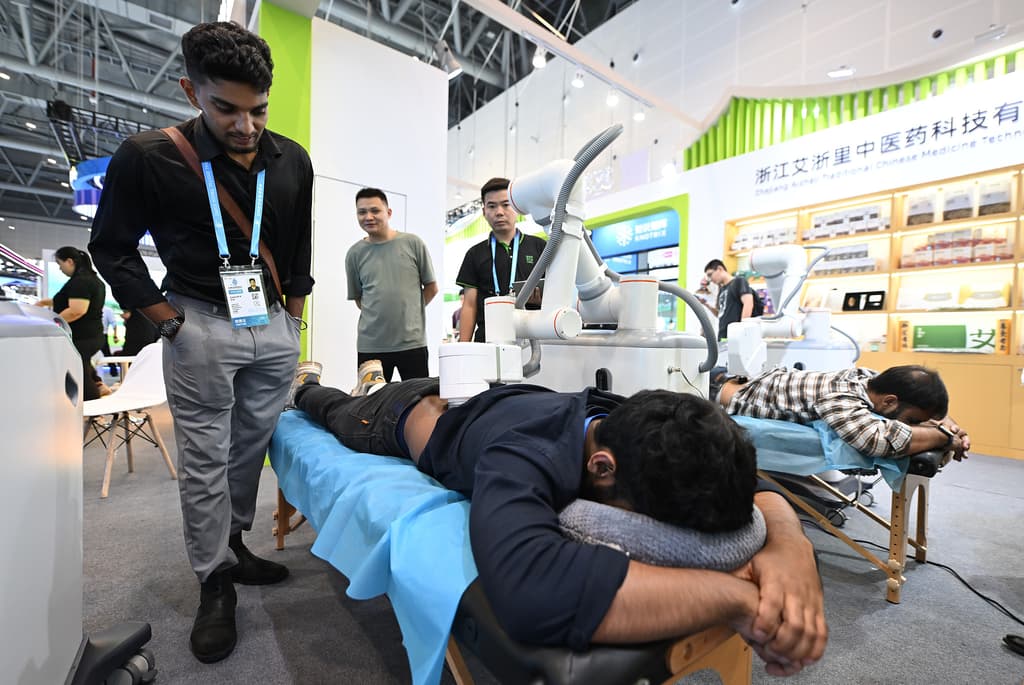 Foreign audiences experienced robot massage at the 4th Global Digital Trade Expo in Hangzhou, Zhejiang Province, September 26, 2025. /VCG

